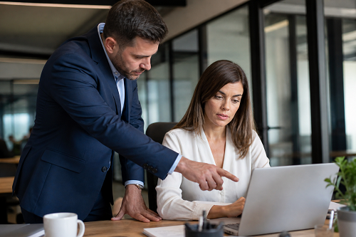 Mentor guiding entrepreneur through strategic planning discussion