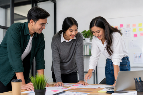 Mentor guiding entrepreneur through strategic planning discussion